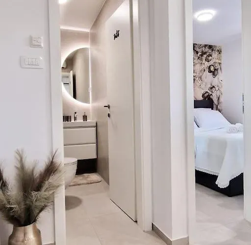 Monlux With Free Public Parking & Walking Distance To Centre * Split