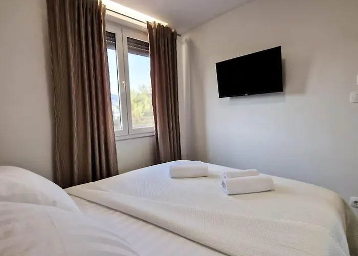 Monlux With Free Public Parking & Walking Distance To Centre Apartman