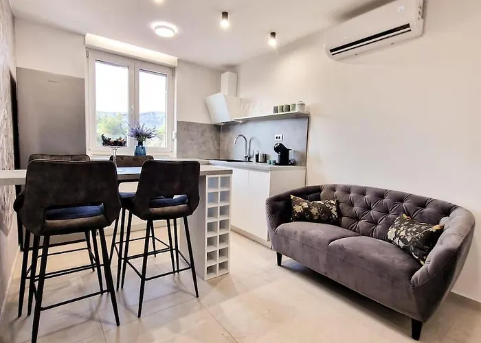 Monlux With Free Public Parking & Walking Distance To Centre
