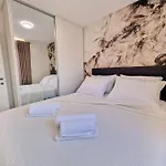Monlux Studio- Free Public Parking-Easy Walk To The Center *
