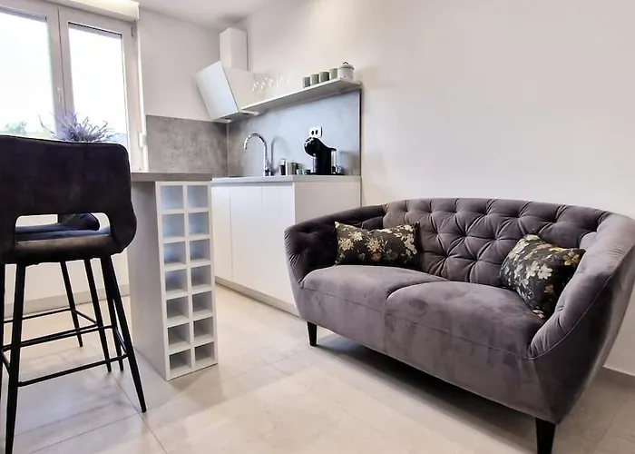 Monlux With Free Public Parking & Walking Distance To Centre