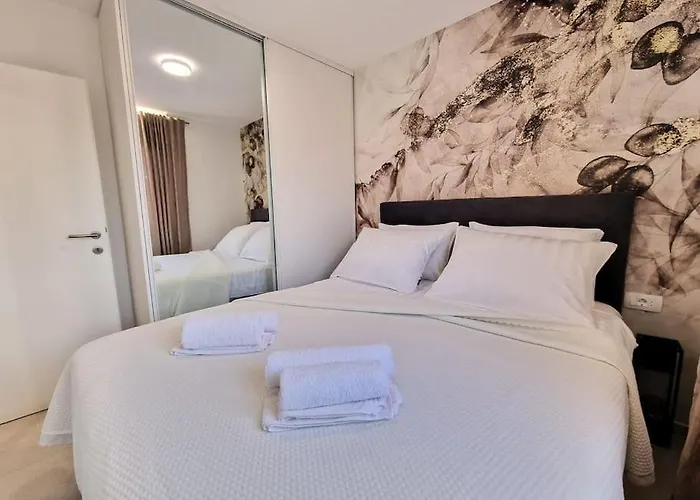 Monlux With Free Public Parking & Walking Distance To Centre *