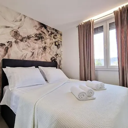 Apartment Monlux Studio- Free Public Parking-easy Walk To The Center Split